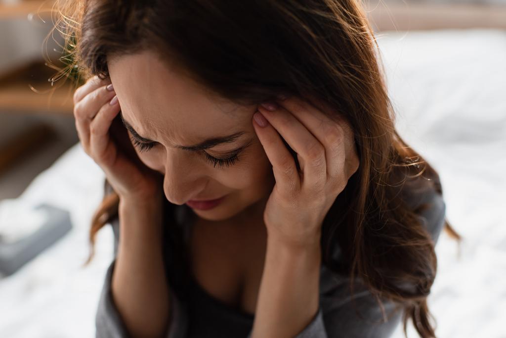 nő szenved fájdalom és tapintás fej otthon - Fotó, kép