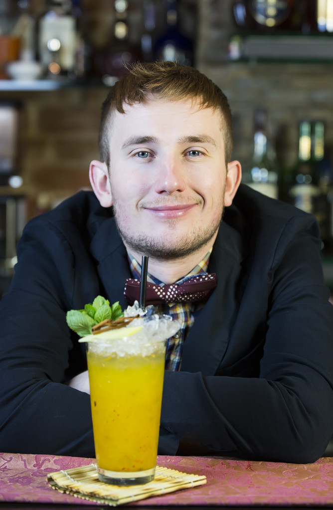 bir barmen olarak çalışan genç adam - Fotoğraf, Görsel