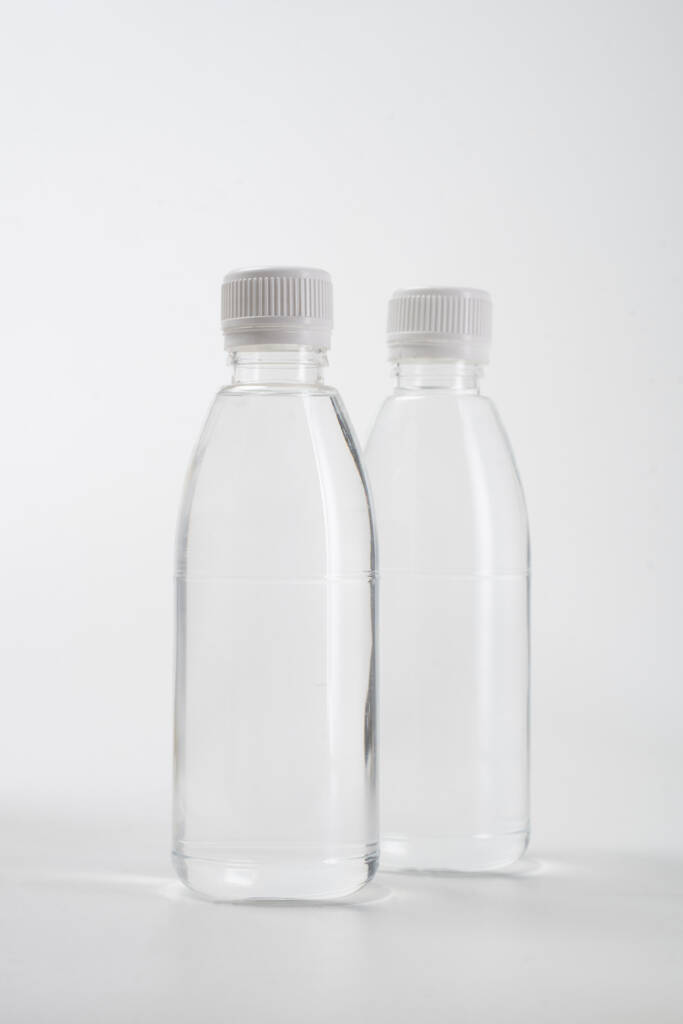 vloeibaar product op blanco plastic fles - Foto, afbeelding