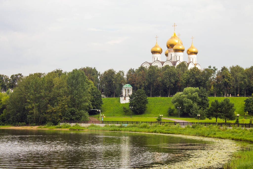 Katedral varsayımının altın kubbelerinin panoramik görüntüsü ve Yaroslavl Rusya 'da kopyalamak için parlak bir yaz günü ve uzayda ağaçların yeşil yaprakları - Fotoğraf, Görsel