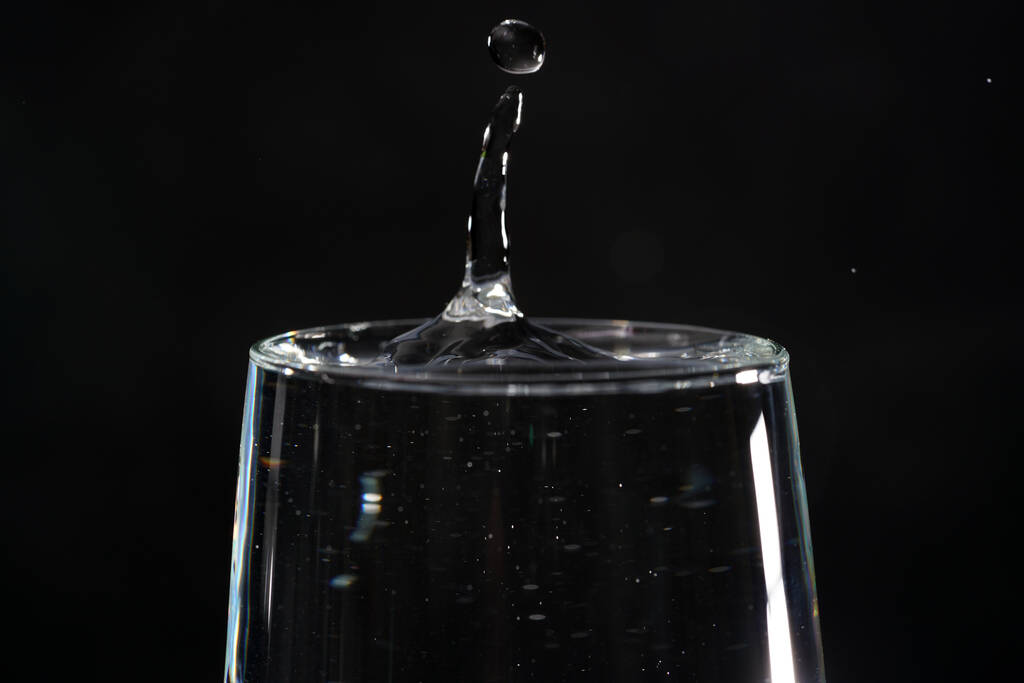 Краплі води, сфотографовані з високошвидкісними спалахами і крапельницею в студії
 - Фото, зображення