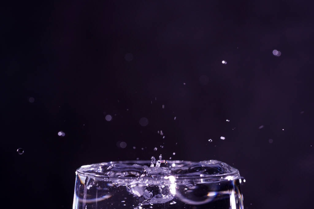 Gotas de água fotografadas com flashes de alta velocidade e conta-gotas no estúdio
 - Foto, Imagem