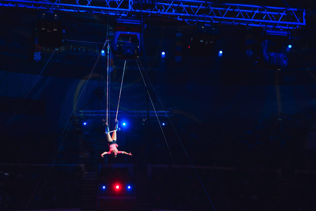 Mädchen zeigen professionelle Luftakrobatik im Zirkus. - Foto, Bild