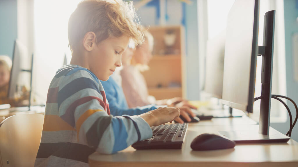 Δημοτικό Σχολείο Classroom: Smart Boy Χρησιμοποιεί τον προσωπικό υπολογιστή, Μαθαίνοντας πώς να χρησιμοποιήσετε το Διαδίκτυο με ασφάλεια, Γλώσσα Προγραμματισμού για Κωδικοποίηση Λογισμικού. Μαθητές παίρνουν σύγχρονη εκπαίδευση. Φωτογραφία εικόνας - Φωτογραφία, εικόνα
