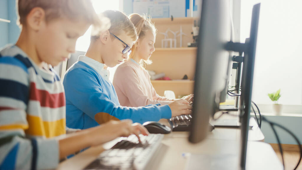 Класс начальной школы: Портрет смарт-мальчика в очках использует персональный компьютер, обучение безопасному использованию Интернета, язык программирования для кодирования программного обеспечения. Современное образование для детей - Фото, изображение