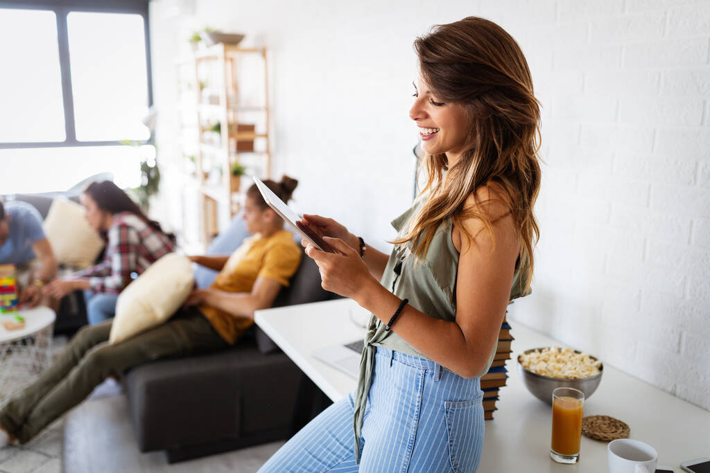 Щаслива молода жінка, використовуючи планшетний ПК в квартирі лофт. Технології концепція людей
 - Фото, зображення