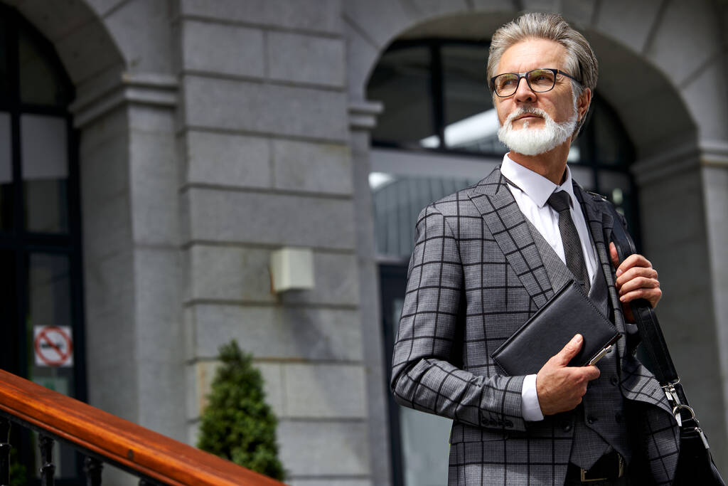 portrét seriózního a autoritativního staršího podnikatele v elegantním obleku - Fotografie, Obrázek