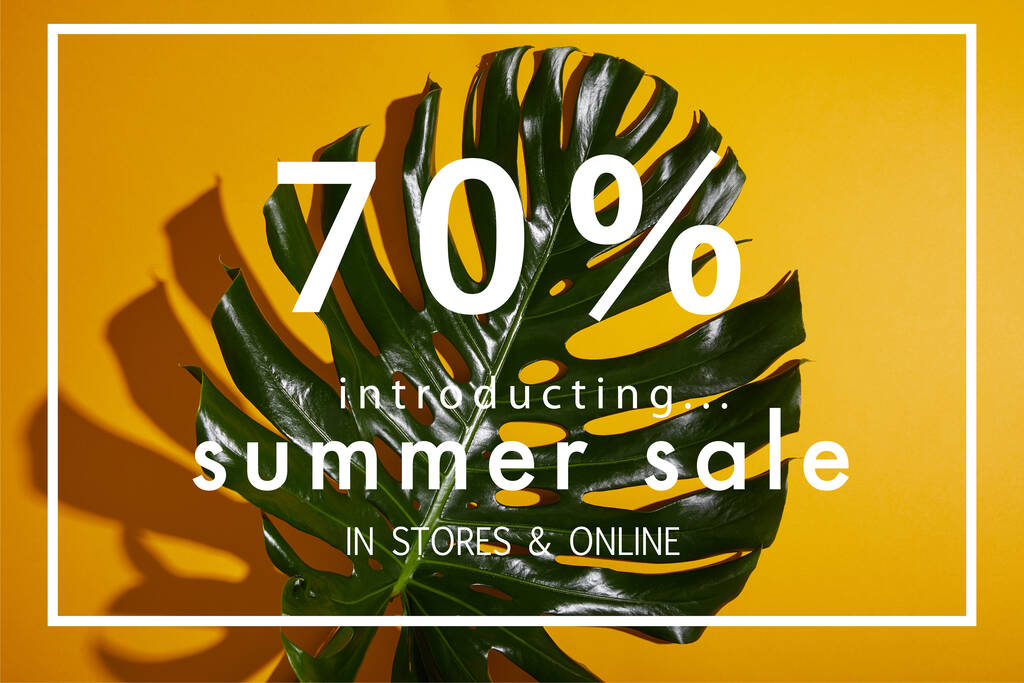 Draufsicht auf tropisches grünes Blatt auf gelbem Hintergrund mit Sommerschlussverkauf Illustration - Foto, Bild