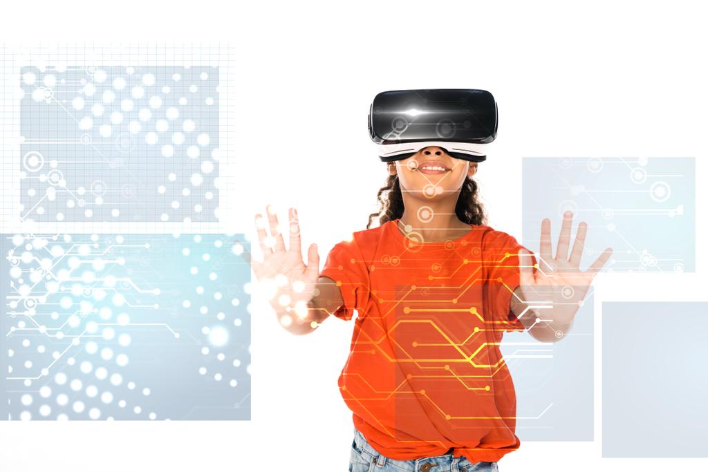 Afrikaans Amerikaans kind met behulp van virtual reality headset geïsoleerd op witte, abstracte digitale illustratie - Foto, afbeelding