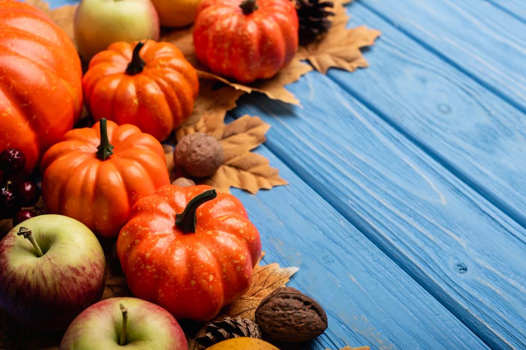 Herbsternte und Laub auf blauem Holzgrund - Foto, Bild