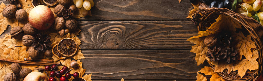 vista superior de la cosecha otoñal y decoración sobre fondo de madera marrón, plano panorámico - Foto, Imagen