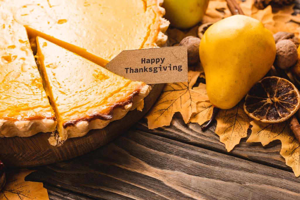 közeli kilátás őszi dekoráció és sütőtök pite boldog hálaadás kártya barna fa háttér - Fotó, kép