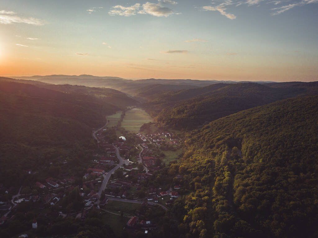 Um tiro aéreo de uma área rural, florestas e colinas - Foto, Imagem