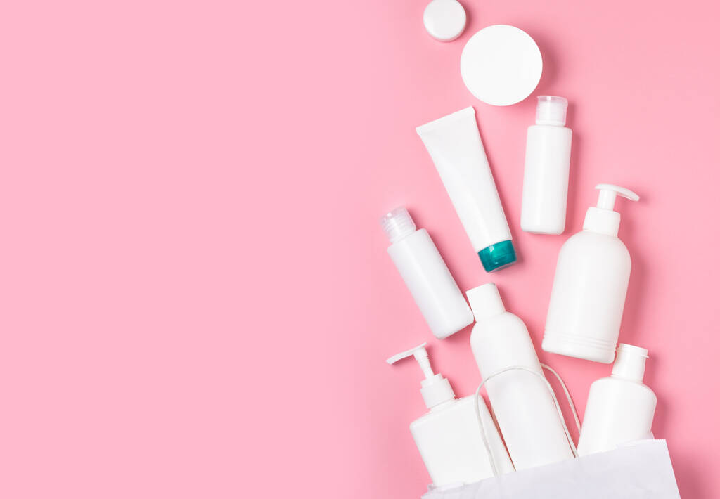 Weiße Kosmetikdosen auf rosa Hintergrund. Kosmetik für die Hautpflege - Foto, Bild