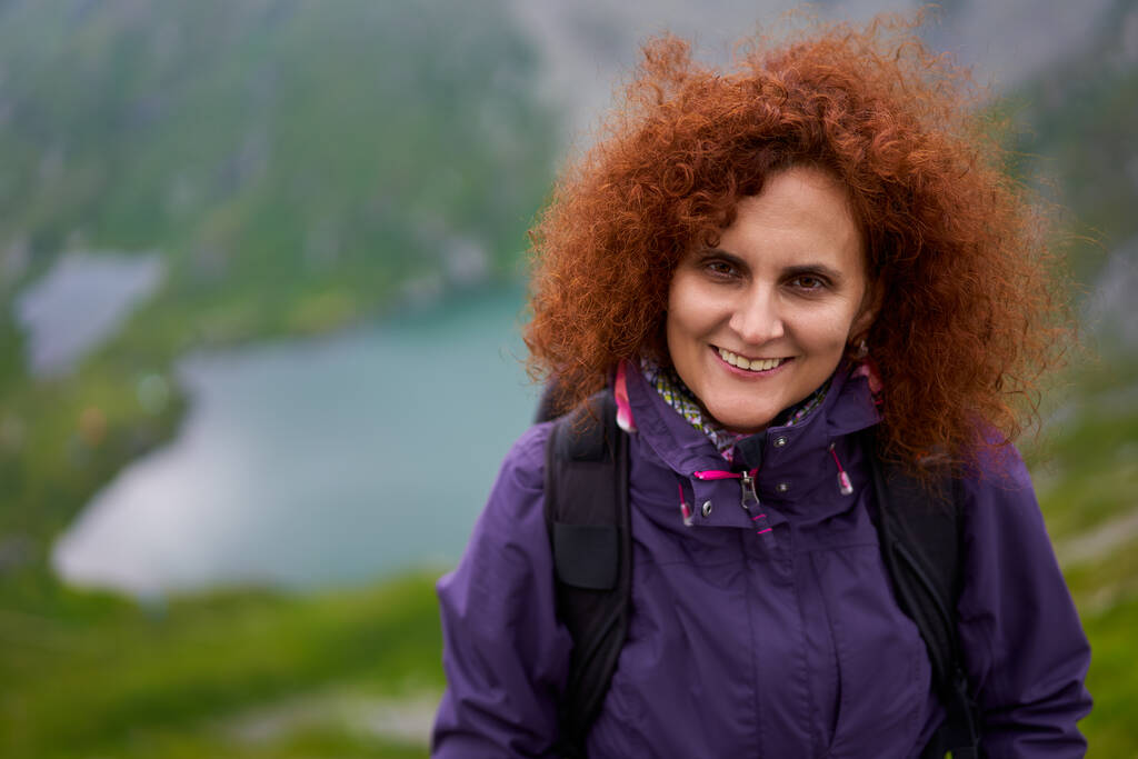 Touriste féminine avec sac à dos randonnée sur un sentier dans les montagnes - Photo, image