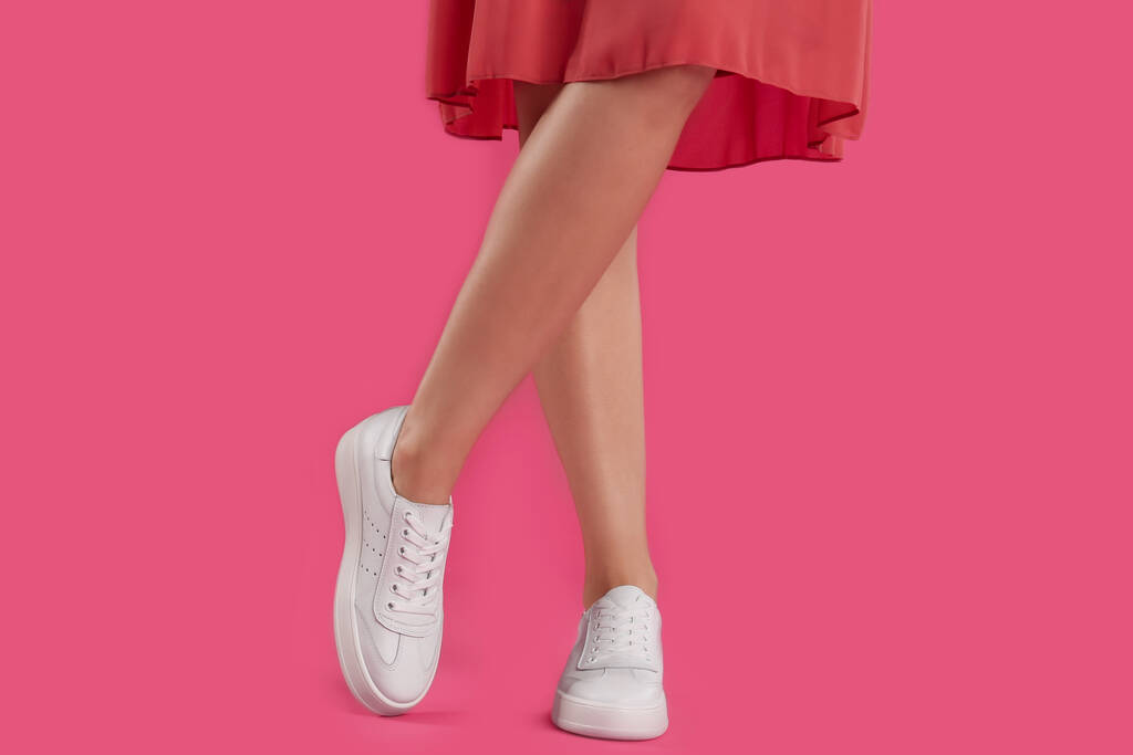 Mujer con zapatos sobre fondo rosa, primer plano - Foto, Imagen