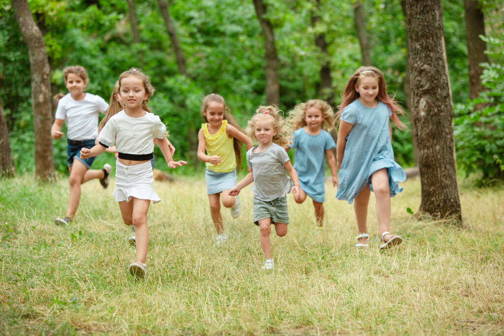 Niños, niños corriendo en el prado verde, bosque. Infancia y verano - Foto, Imagen