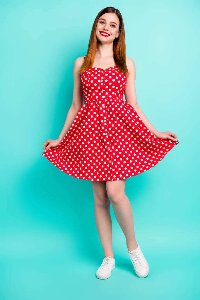 Πλήρης φωτογραφία μεγέθους του πολύ φιλικό υπέροχο κορίτσι απολαύσετε το καλοκαίρι διακοπές Σαββατοκύριακο αφή κόκκινο ρετρό στυλ sundress απομονωμένο πάνω από teal φόντο χρώμα - Φωτογραφία, εικόνα