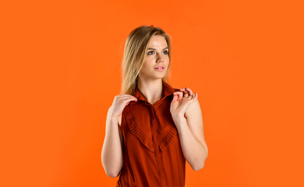 Chica camisa de terracota blusa ropa de verano de lujo, concepto estilista de moda - Foto, Imagen