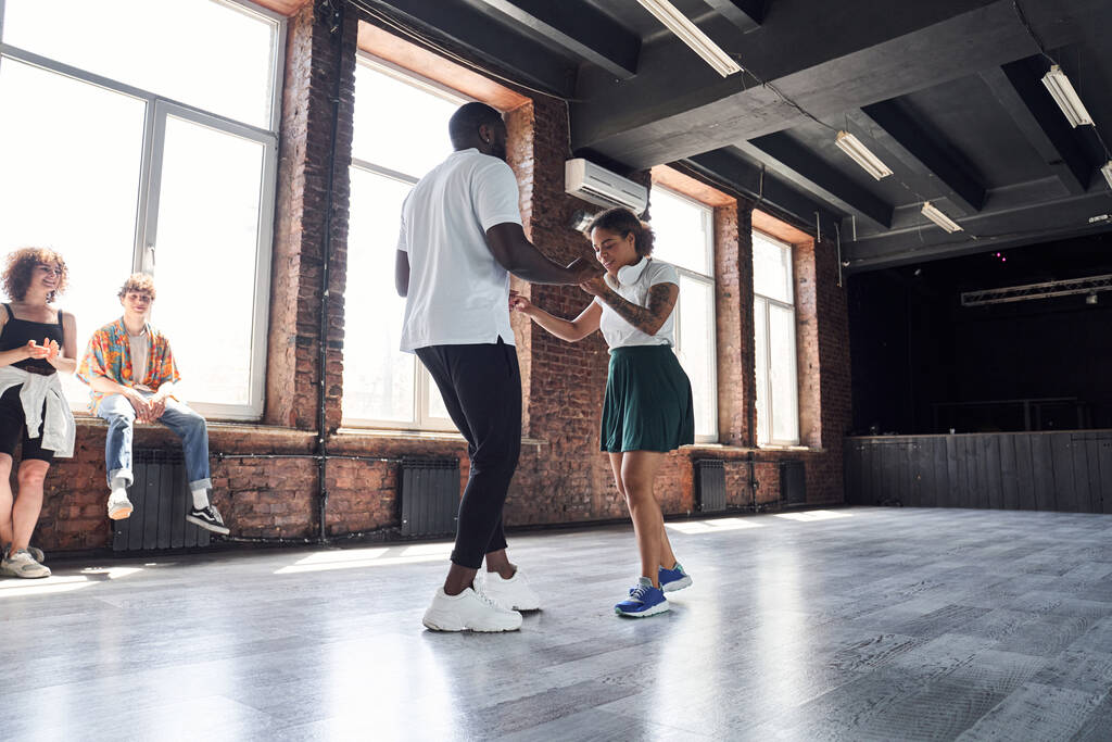 Afro Amerikaans echtpaar oefenen modern dansen in studio - Foto, afbeelding