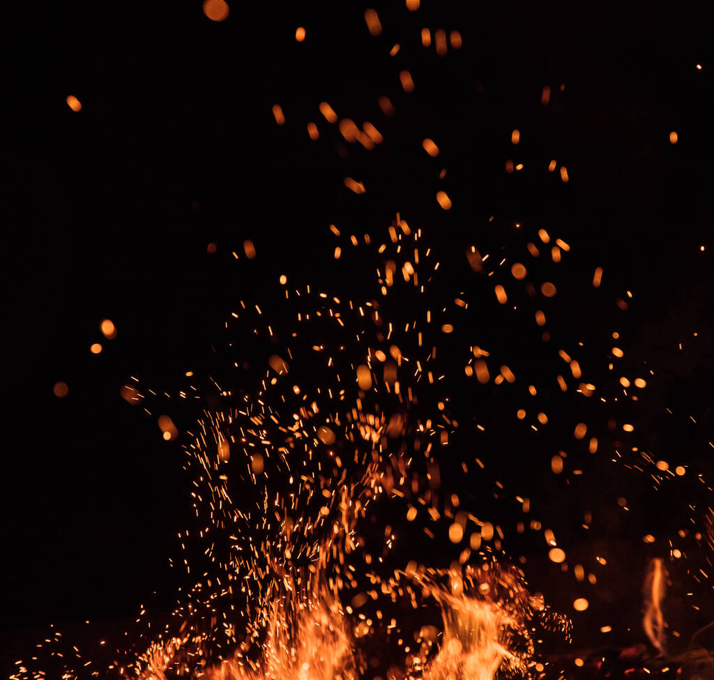 Flammes de feu avec étincelles sur fond noir - Photo, image
