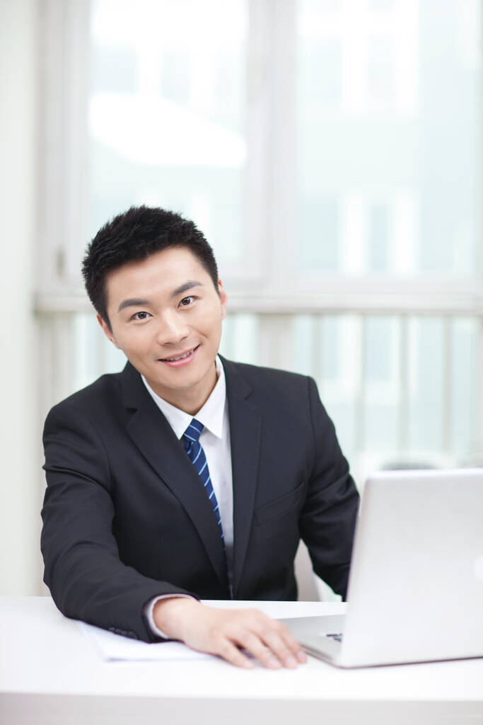 A laptopon ülő üzletember portréja - Fotó, kép