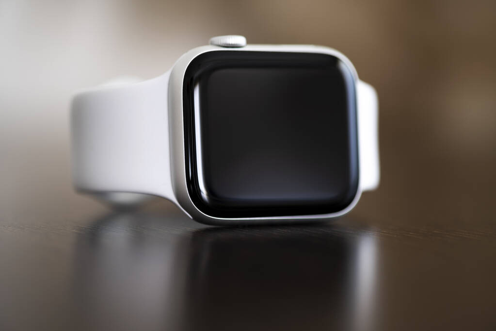 Σμύρνη, Τουρκία - 7 Αυγούστου 2020: Κοντινό πλάνο του λευκού χρώματος Apple Watch 5 σε ξύλινο τραπέζι. - Φωτογραφία, εικόνα