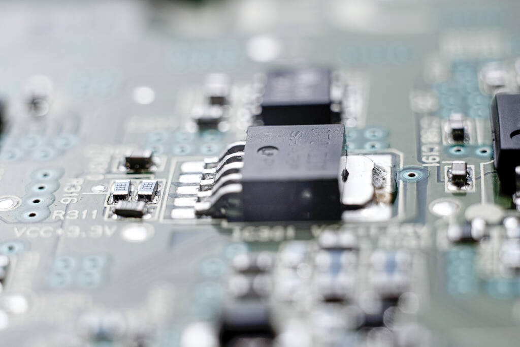 Chip dans la belle lumière bleue. Production industrielle de circuits imprimés. - Photo, image