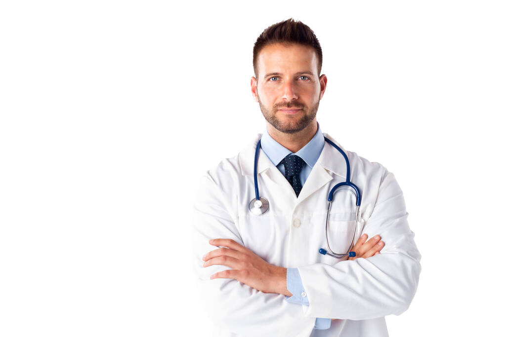 Portrétní snímek mužského doktora se stetoskopem kolem krku, jak stojí se zkříženýma rukama na izolovaném bílém pozadí. Kopírovat prostor. - Fotografie, Obrázek