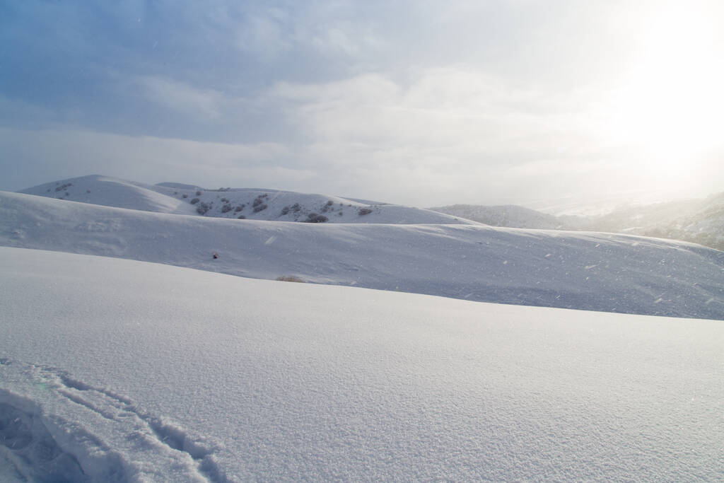 красивая снежная гора на рассвете солнца. В парке на природе - Фото, изображение