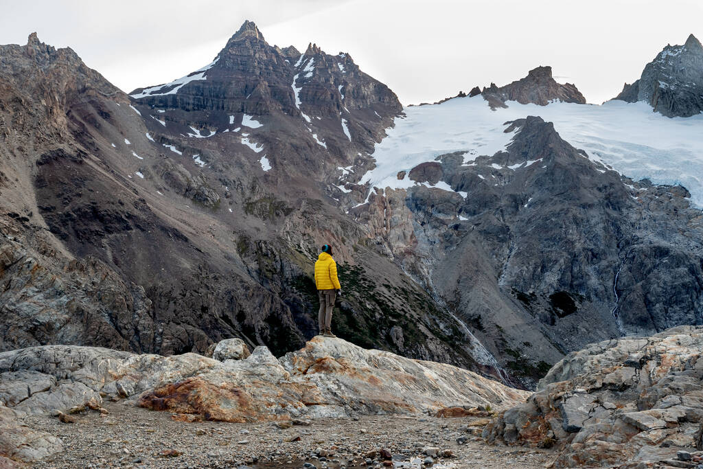 Wandelaar genieten van een prachtig uitzicht op het berglandschap. Fitz Roy, Patagonië, Argentinië - Foto, afbeelding