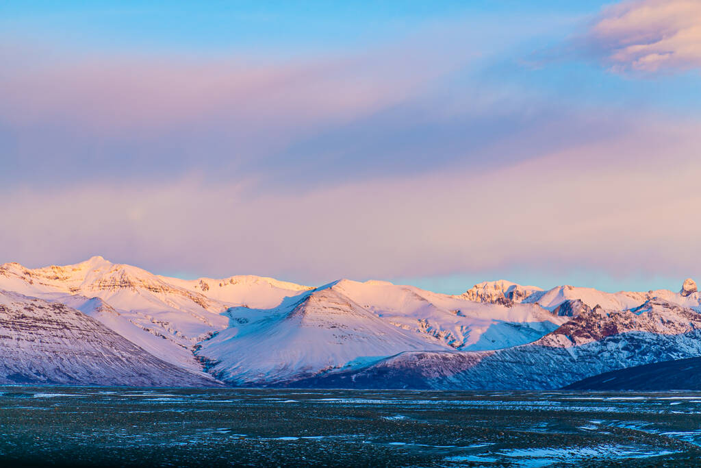 冬のアイスランドの素晴らしい山の風景。雪の中の山。広い空間だ。冬の自然美. - 写真・画像