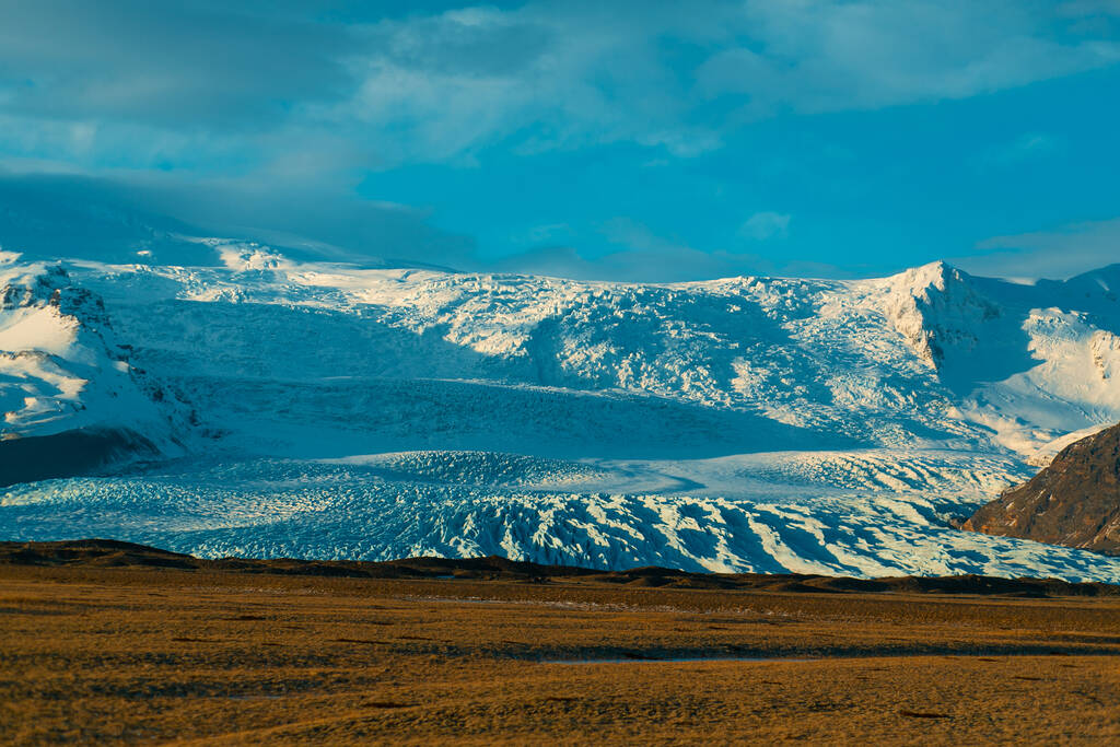 信じられないアイスランドの風景。雪の山や氷河のキャップ。日没 - 写真・画像
