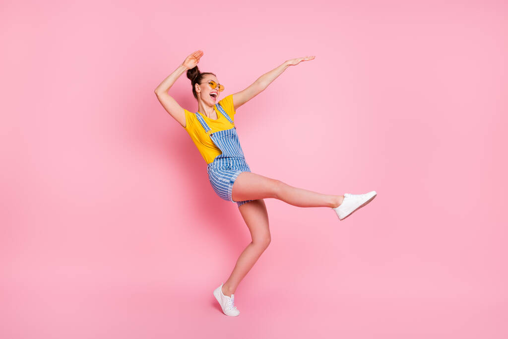 Volledige lengte lichaamsgrootte uitzicht van haar ze mooi aantrekkelijk vrij funky vrolijk vrolijk blij bruin-harig meisje springen gek dansen met plezier chill out clubbing geïsoleerd op roze pastel kleur achtergrond - Foto, afbeelding
