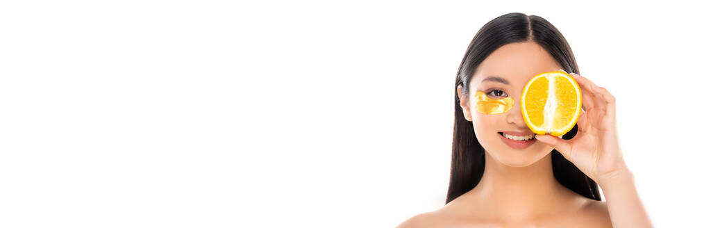 cabeçalho do site de mulher asiática com remendo cosmético dourado cobrindo o olho com metade de laranja isolado no branco - Foto, Imagem