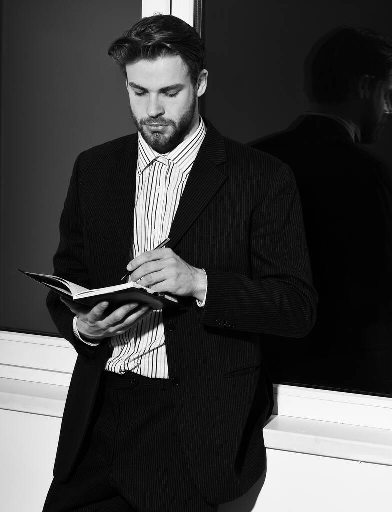 szakállas üzletember notebook fehér fal háttér - Fotó, kép