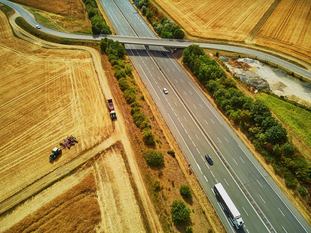 Drohnenaufnahme der schönen französischen Landschaft und sechsspurigen Autobahn in der Bretagne, Frankreich - Foto, Bild