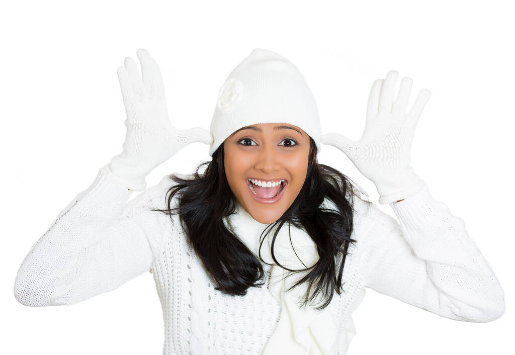 Retrato de cerca de una mujer joven, hermosa y conmocionada que usa equipo de invierno, bufanda, guantes, suéter, sombrero aislado sobre fondo blanco. Emociones humanas positivas, expresiones faciales, sentimientos, actitud - Foto, imagen