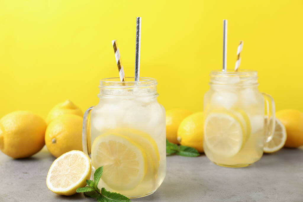 Přírodní čerstvě vyrobená limonáda s mátou na světle šedém stole. Letní osvěžující nápoj - Fotografie, Obrázek