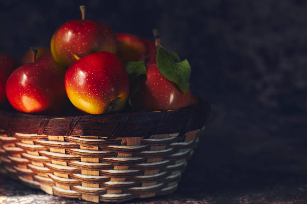 Kori kypsä punainen omenat puinen penkki - Valokuva, kuva
