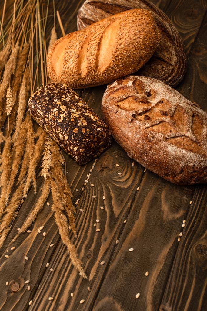 tuoretta leipää leivät spikelets puupinnalla - Valokuva, kuva