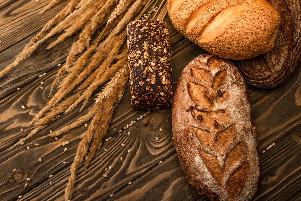 свежий хлеб хлеба с шипами на деревянной поверхности - Фото, изображение