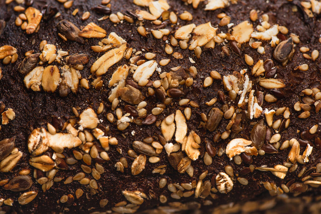 close-up uitzicht op vers gebakken broodkorst met granen - Foto, afbeelding