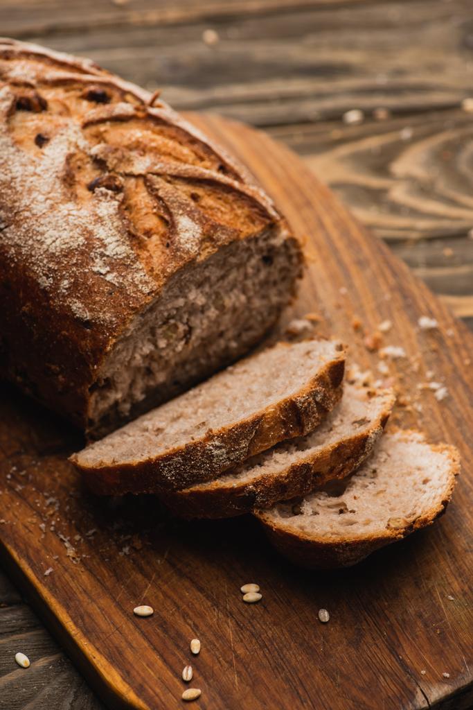 krájený čerstvý pečený chléb na dřevěné řezací desce - Fotografie, Obrázek