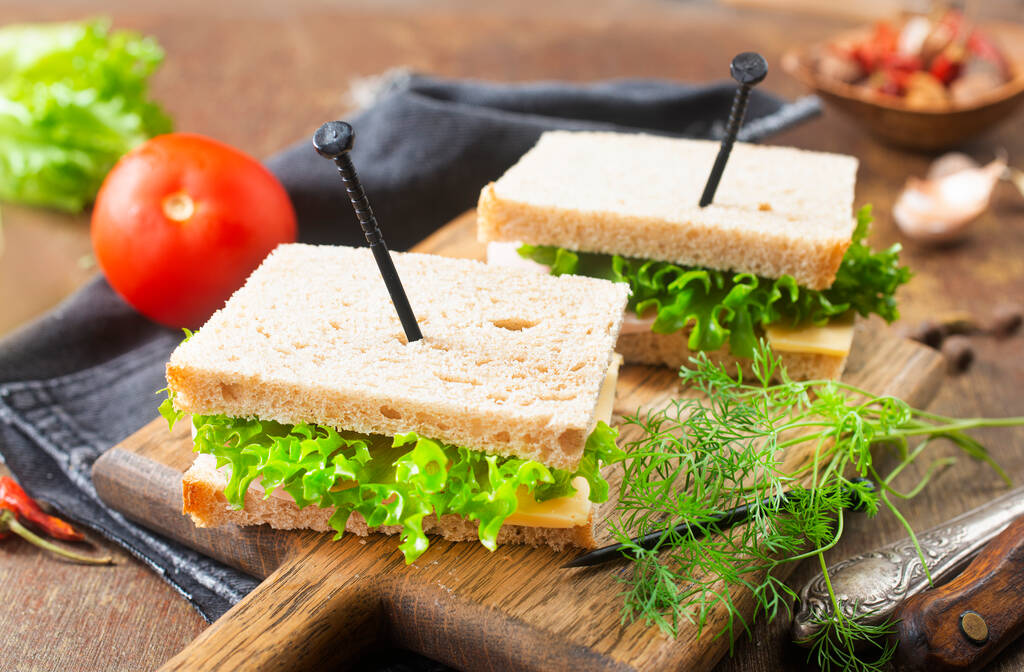club sandwich grillé au jambon, tomate, laitue et concombre - Photo, image