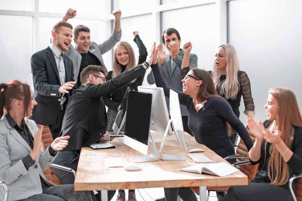 щаслива бізнес команда показує свій успіх на робочому місці
 - Фото, зображення