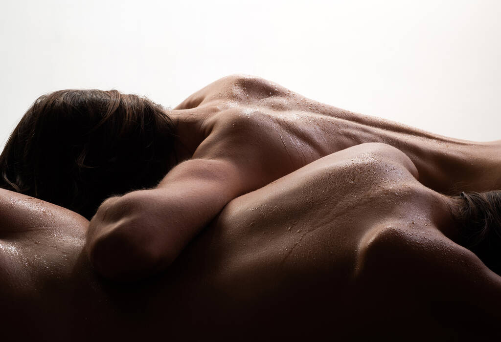 Лесбійські пари закоханих прелюдії. Жінки відступають і лікують масаж. У спа-центрі красиве жіноче тіло. Жіночий догляд і розслаблення масажу. Оголене гарне гнучке жіноче тіло. - Фото, зображення