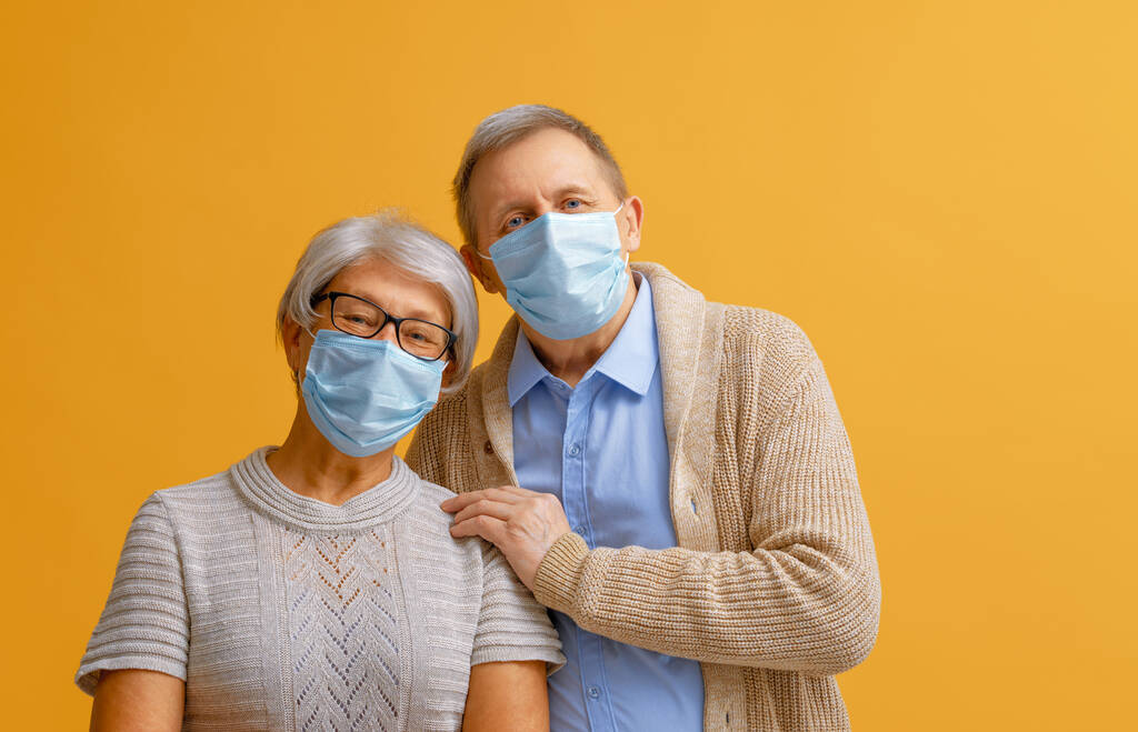 Älteres Paar trägt Gesichtsmaske während Coronavirus und Grippeausbruch. Viren- und Krankheitsschutz, Quarantäne zu Hause. COVID-2019. Masken anziehen oder ablegen. - Foto, Bild