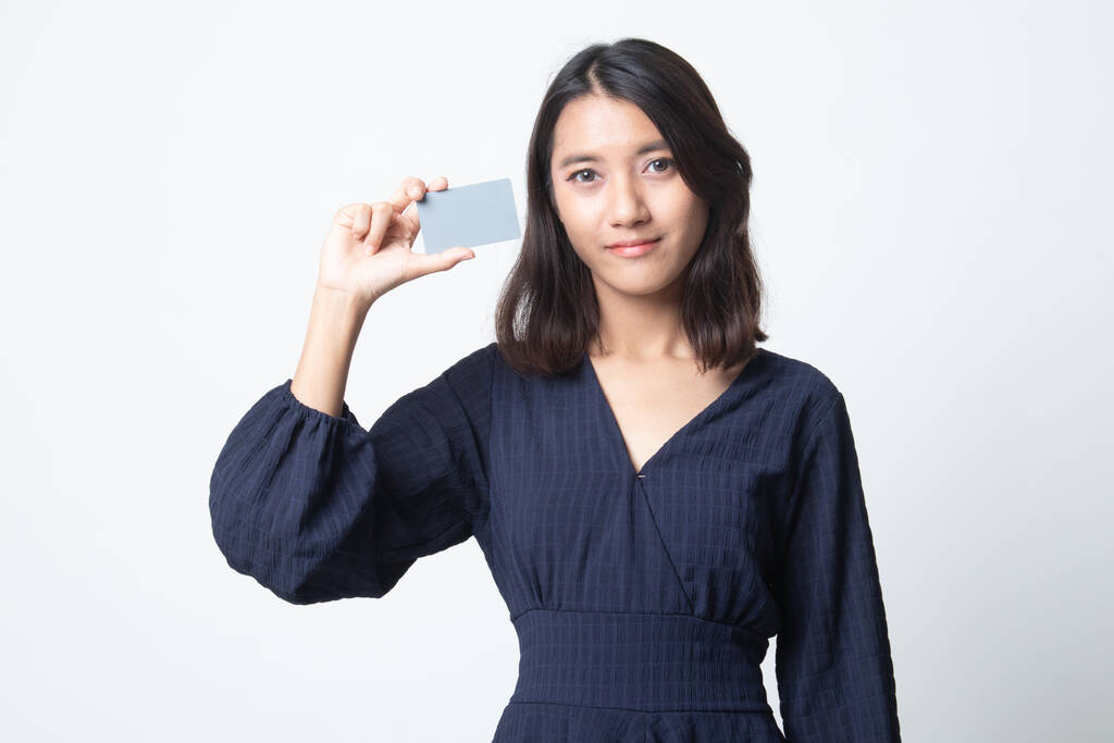 Joven mujer asiática con una tarjeta en blanco sobre fondo blanco
 - Foto, Imagen