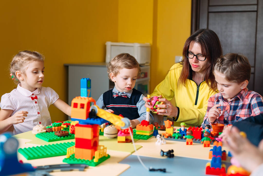 Jouets éducatifs pour enfants d'âge préscolaire et maternelle. Enfant jouant avec des blocs de constructeur en classe. - Photo, image